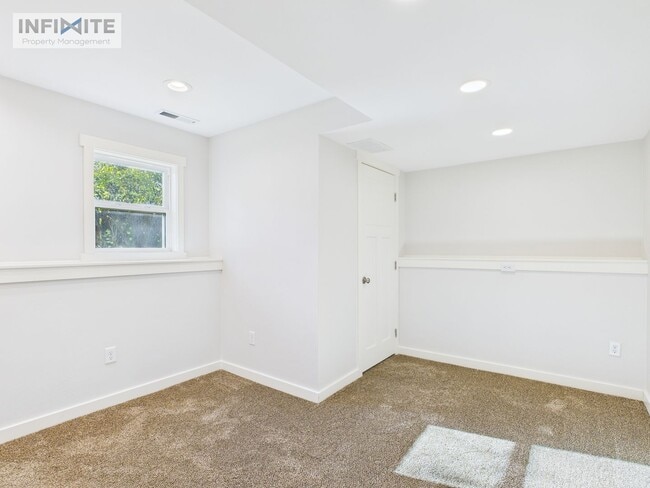 Building Photo - Great Four Bedroom! First Month Half Off!!