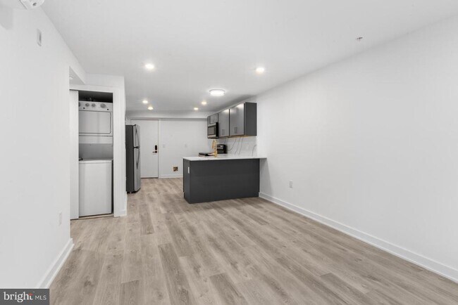 Building Photo - 2046 E Lehigh Ave