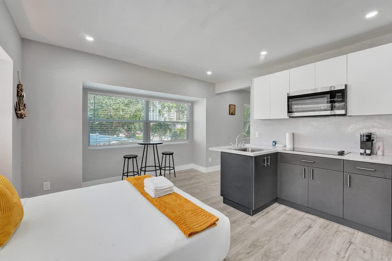 Building Photo - 906 N Riverside Dr