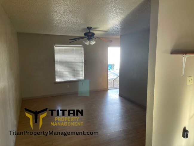 Building Photo - 2 Bed/1 Bath Townhouse with 2 Closets in Main Bedroom!
