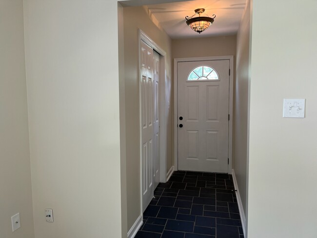 Building Photo - 122 Garris Rd