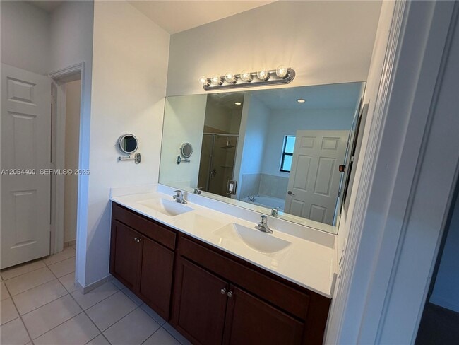 Building Photo - 737 SE 37th Pl