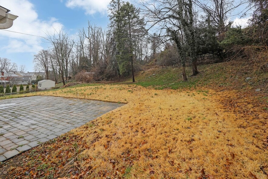 Building Photo - 204 Greenbriar Ln