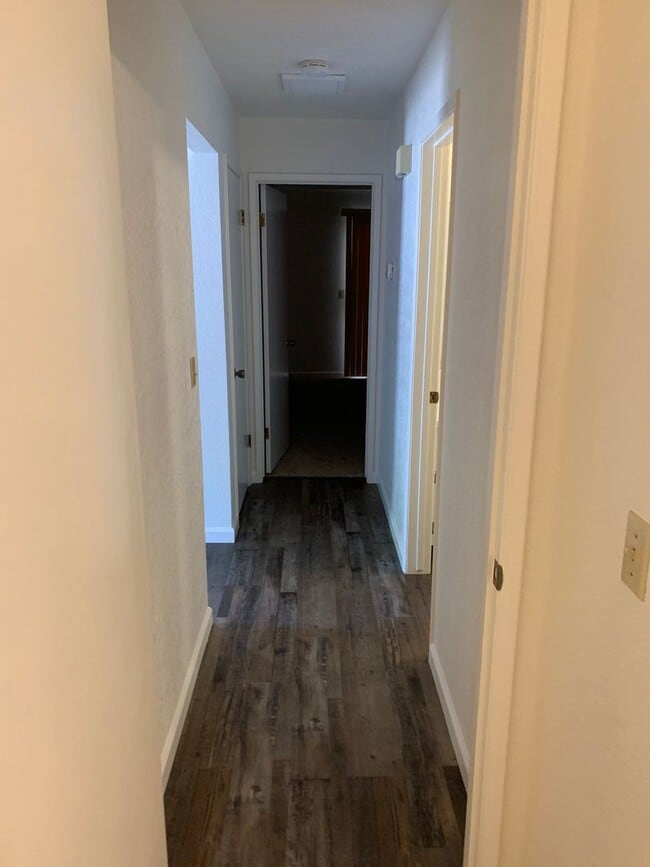Building Photo - Desirable Duplex 2 bedroom 1 bathroom home