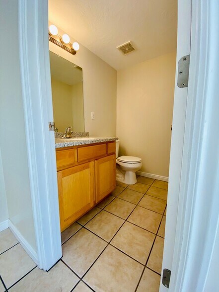 Building Photo - 428 E Park Oak Pl