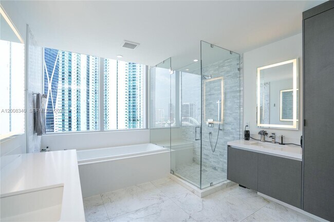 Building Photo - 851 NE 1st Ave