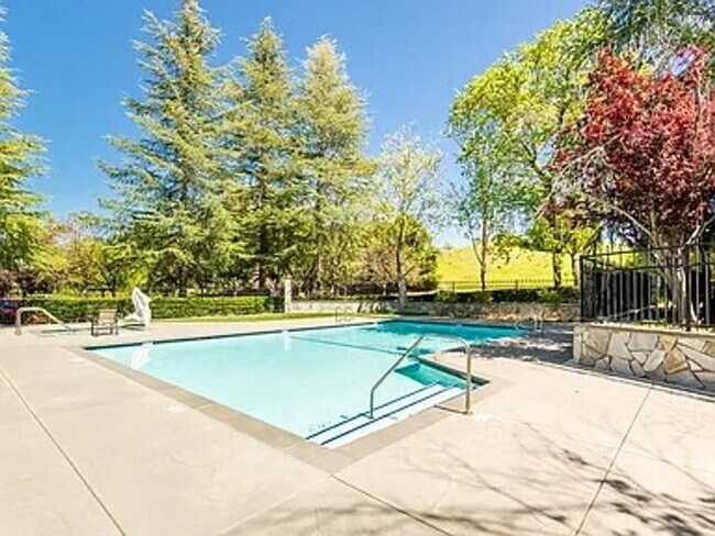 Building Photo - Stunning One-Bedroom Condo in Desirable Co...