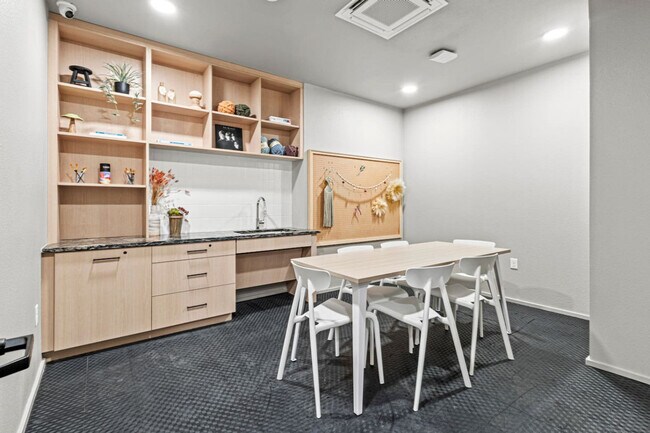 Building Photo - 596 W 9th St