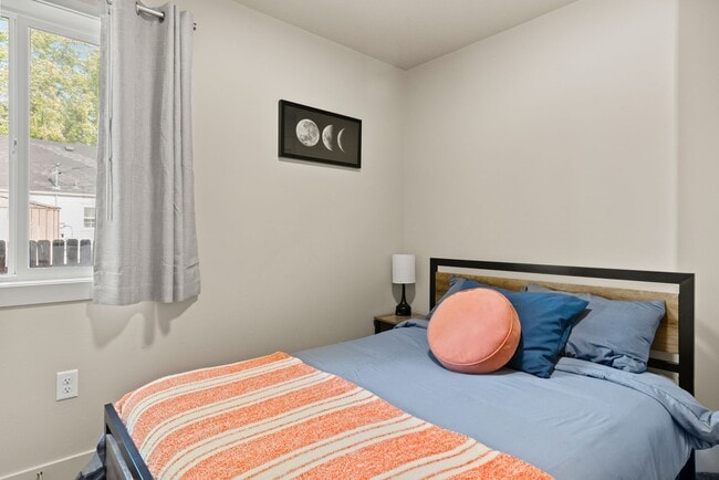 Building Photo - Move-In Ready 3BR Furnished Apartment Near ISU