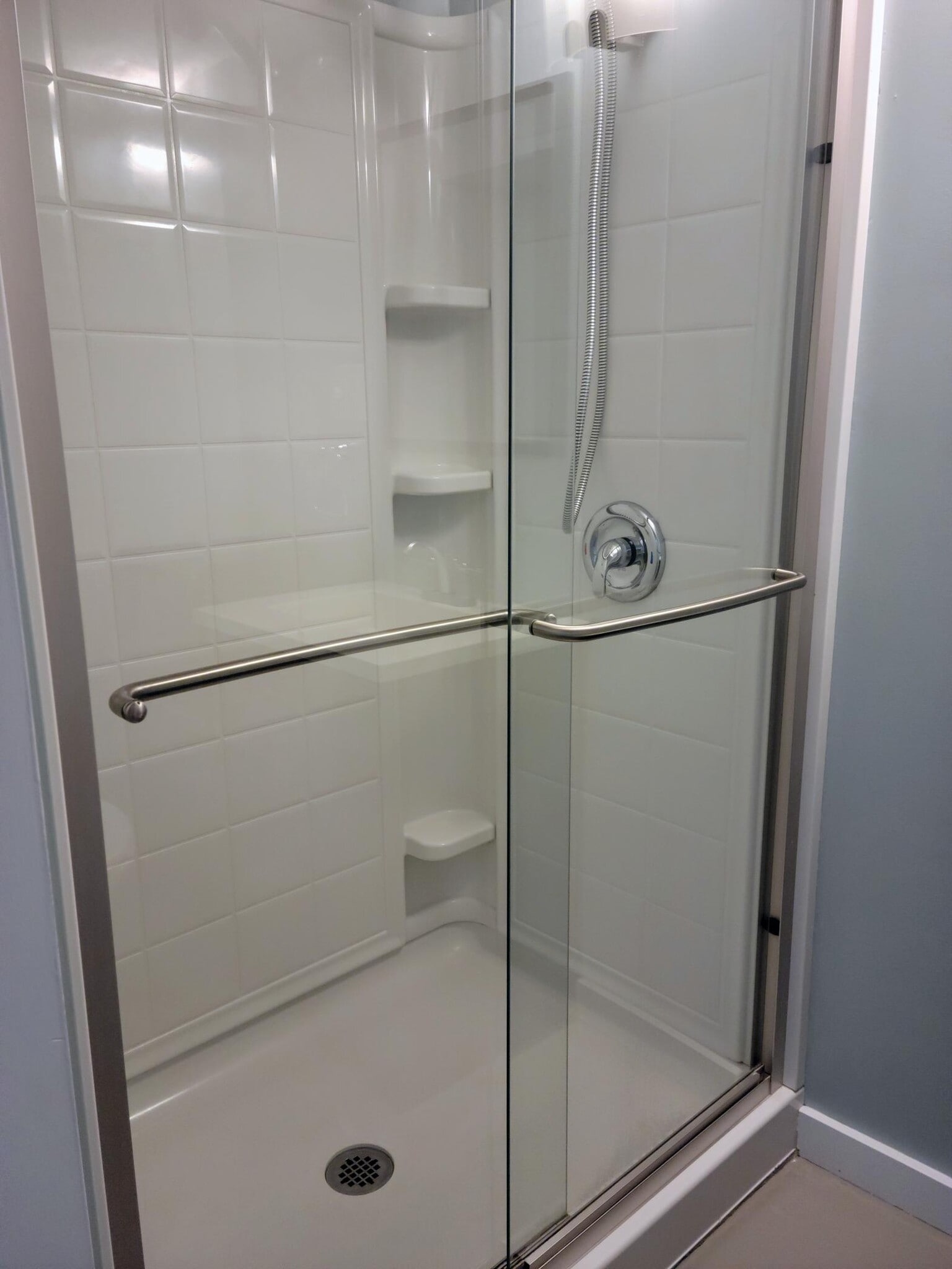 shower - 611 Lake Washington Blvd E