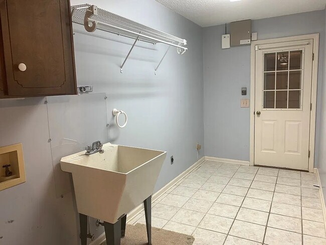 Building Photo - 386 Meloney Dr