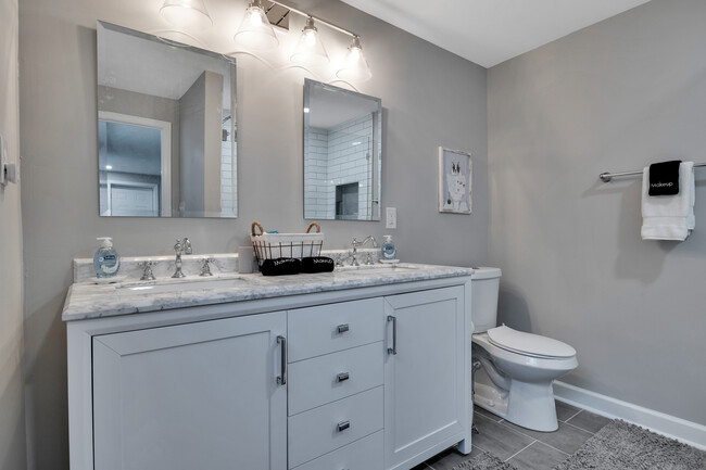 Dual Vanity - 4340 Lake Laurel Dr SE