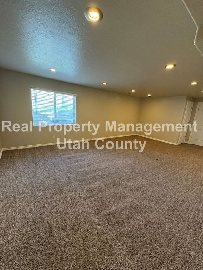 Building Photo - 2477 Garden Dr