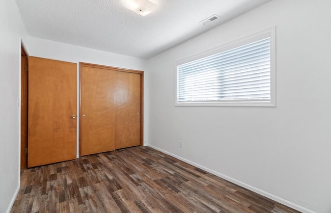 Building Photo - 2 bed 1 bath Duplex unit in Milwaukie Hect...