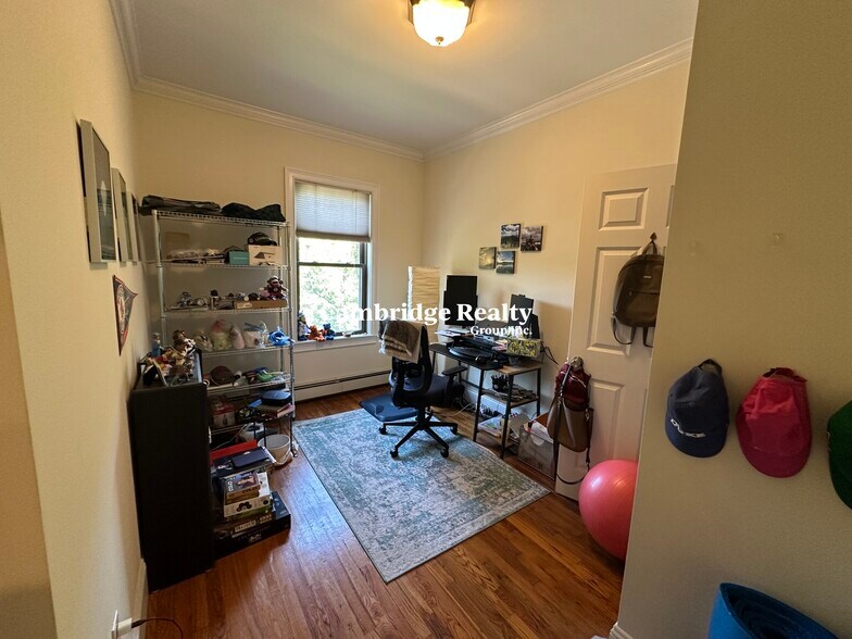 Building Photo - 268 River St