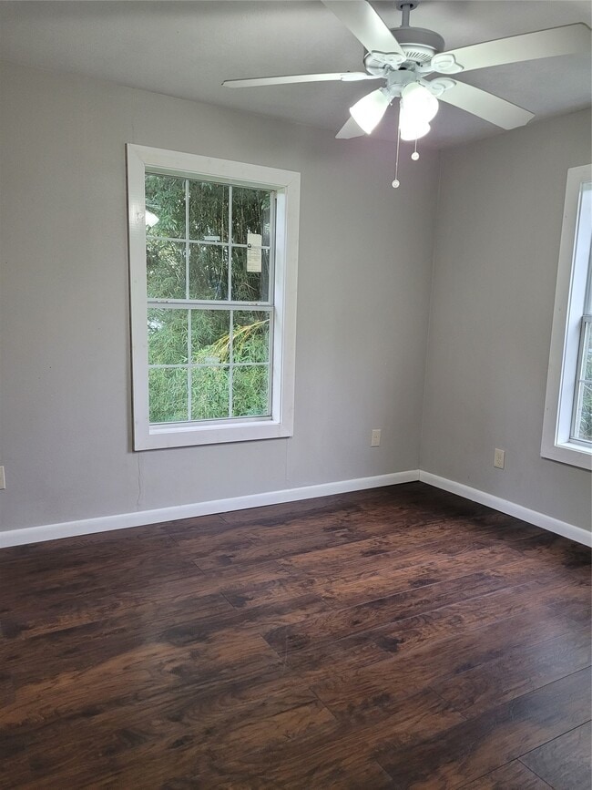 Building Photo - 822 Retama St