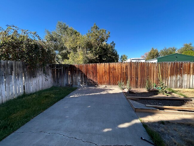 Building Photo - 4 Bedroom / 2 Bathroom Home in SW Redmond