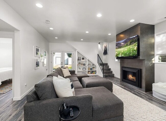 Building Photo - 4 Bed, 2 Bath, Fully Furnished, 2 Level Home, Fenced Yard