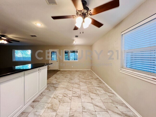 Building Photo - Mid-Century, Modern 3/2/2 with Designer Updates in Fort Worth For Rent!