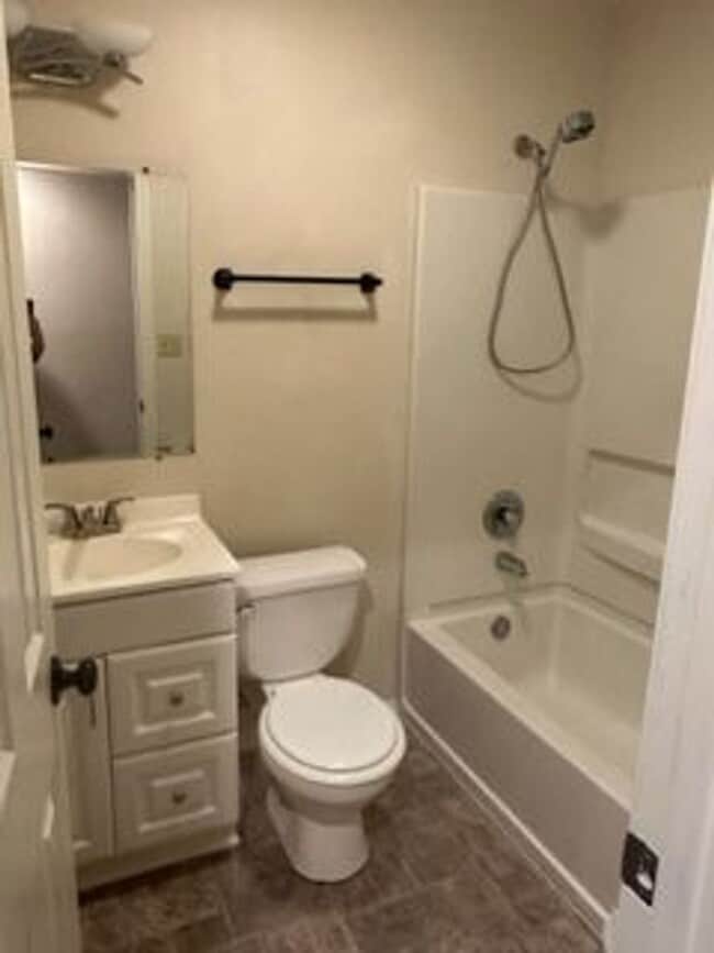 Building Photo - 3 Bed/1.5 Bath Home in Lees Summit!