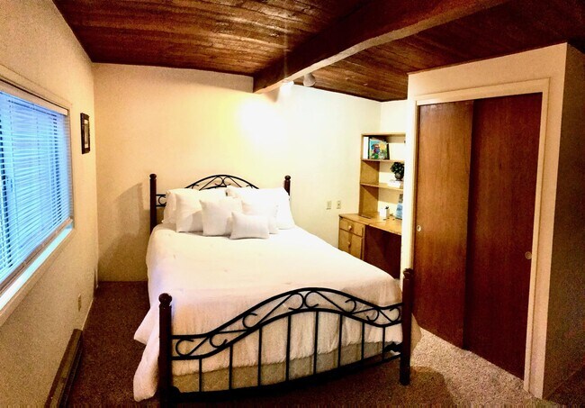 Building Photo - 1428 Crown Ave