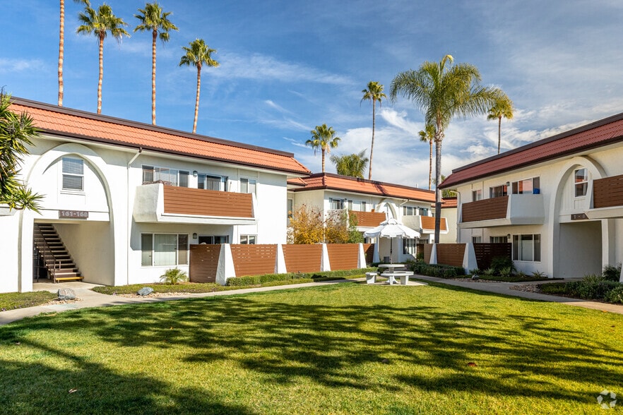 Courtyard - Villa Del Mar Apartments