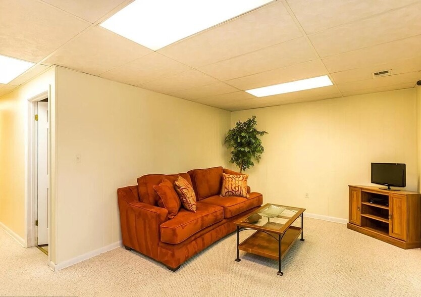 Building Photo - 8817 Stonebrook Ln