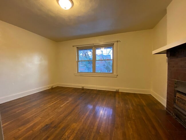 Building Photo - Updated 3 BR Apartment in Fantastic Squirrel Hill Location! CALL TODAY!