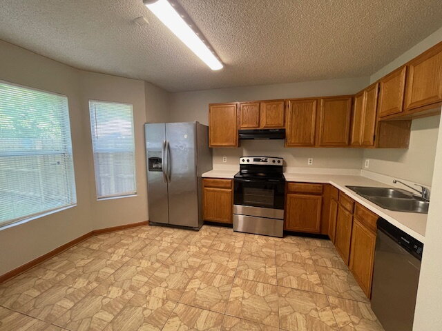 Building Photo - Updated 3BR/2BA Home with Fenced Backyard in Dunn Ave / Highlands Area