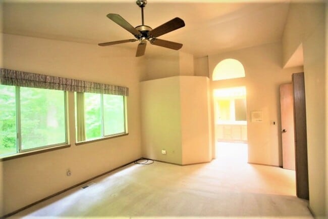 Building Photo - Beautiful 2 Story 3 Bed 2.5 Bath in Sammamish
