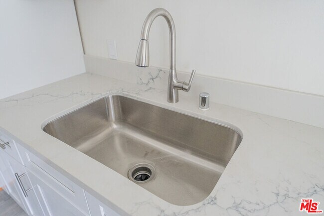 Building Photo - 10043 Haines Canyon Ave