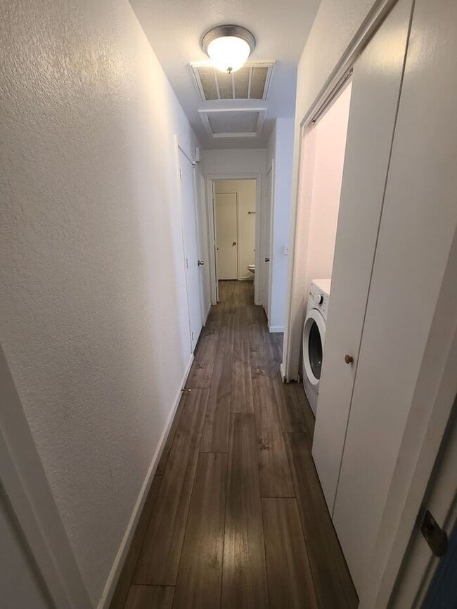 Building Photo - Charming 2-bedroom, 1-bathroom washer/dryer