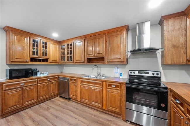 Building Photo - 460 Peyton Rd SW