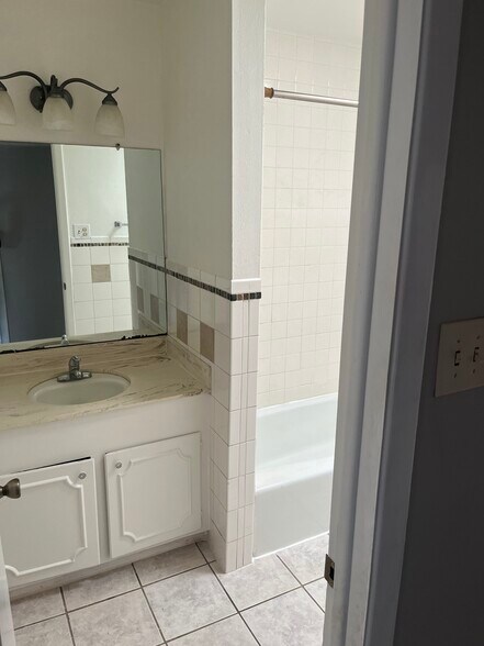 Hall bathroom - 6609 Escondido Dr