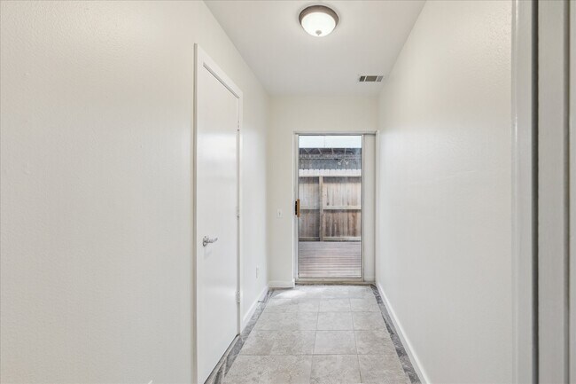 Building Photo - 1617 Tuam St