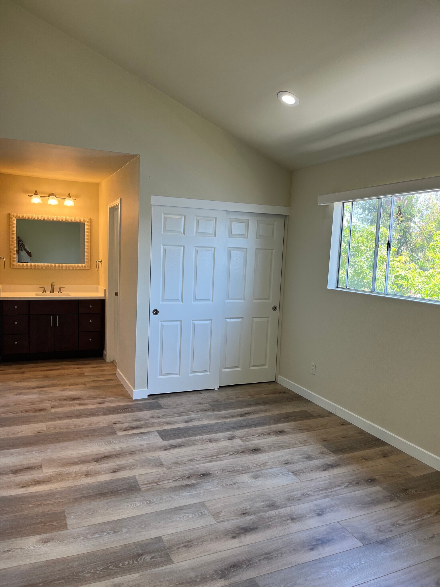 Master BDR, vanity & closet - 550 W Lambert Rd