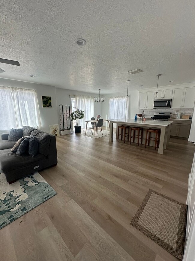 Building Photo - Absolutely STUNNING Home in Lehi!!!