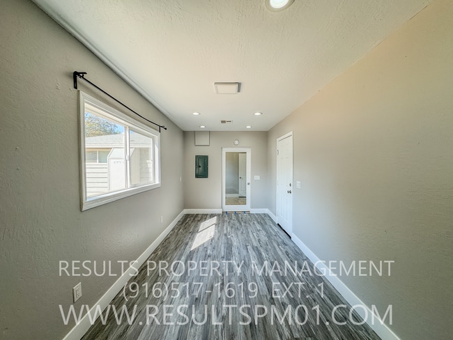 Building Photo - Freshly updated 2 bedroom duplex w garage