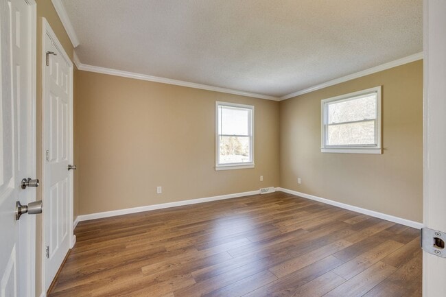 Building Photo - 4br/ 2 ba private home in Bristol TN