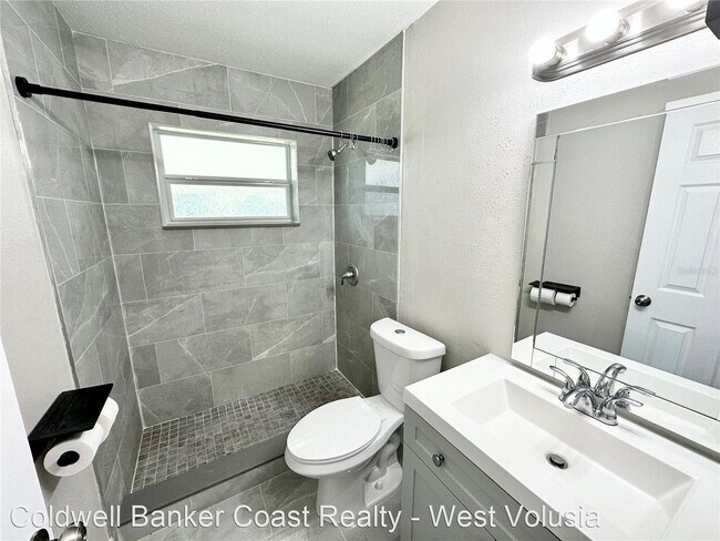 Building Photo - 2 br, 1.5 bath House - 2215 Poinsettia Dr