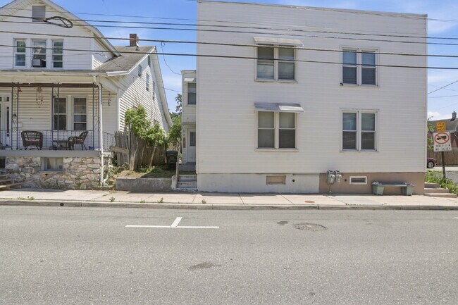 Building Photo - This well-maintained 4-bedroom, 2-bath duplex offers a spacious layout with all the comforts of h...