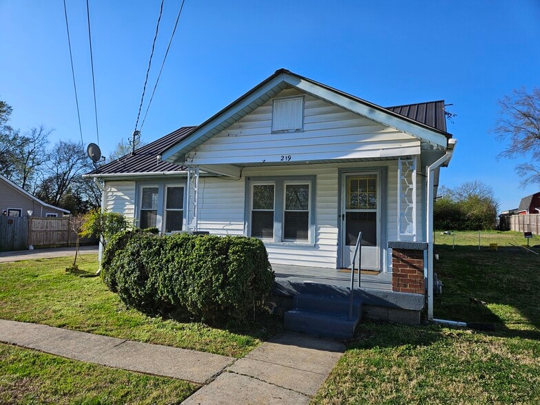 Building Photo - 219 W Adams Ave