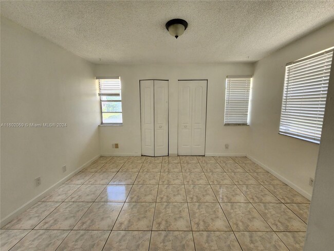 Building Photo - 9962 Twin Lakes Dr