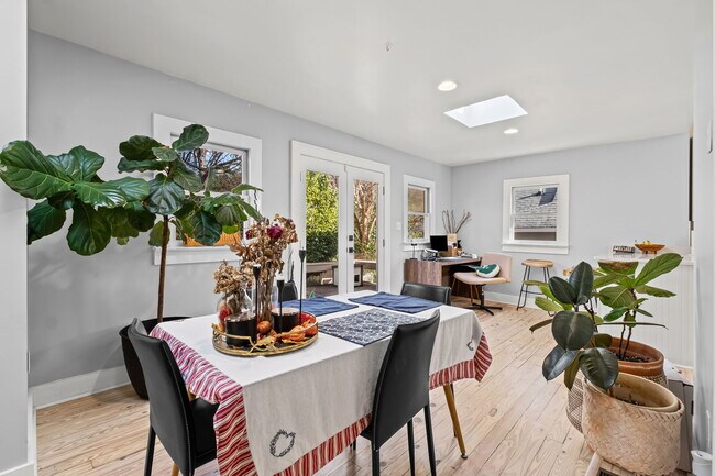 Building Photo - 805 Antone St NW