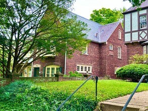 Building Photo - Spacious 6 bedroom 3.5 bath Tudor Townhouse w/Deck close to Georgetown University & Hospital