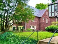 Building Photo - Spacious 6 bedroom 3.5 bath Tudor Townhouse w/Deck close to Georgetown University & Hospital