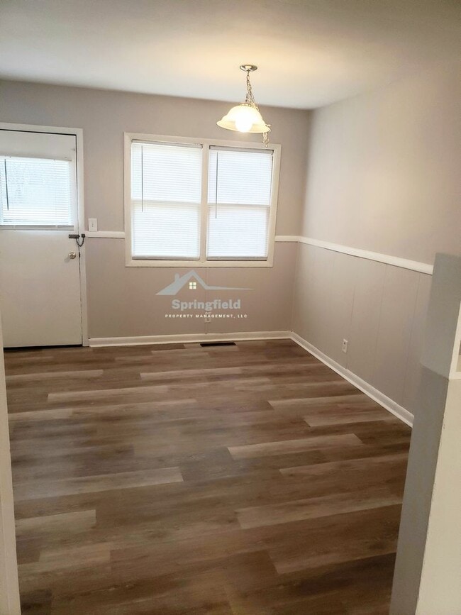 Building Photo - Cute Bunglo Style,  2 Bed Rooms, 1 Bath, 1 Car Garage w/ Opener