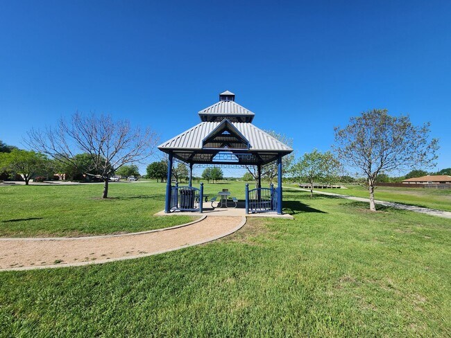 Building Photo - Large Fenced in Backyard in NBISD /Walk to Kraft Park /  Fridge Included  / Pet Friendly / Off Co...