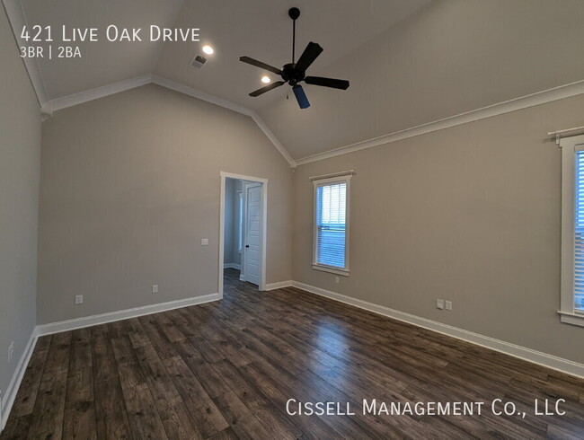 Building Photo - 421 Live Oak Dr