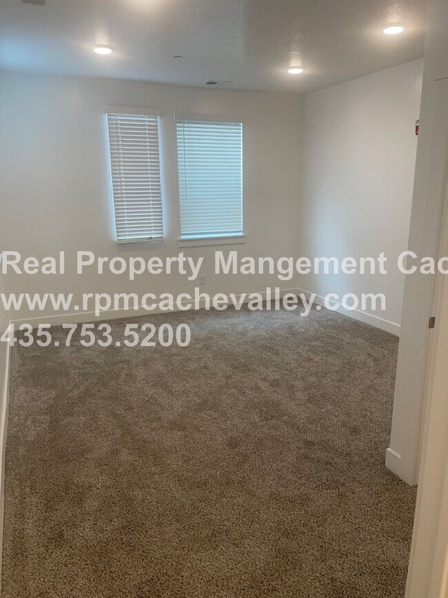 Building Photo - 472 W 40 S